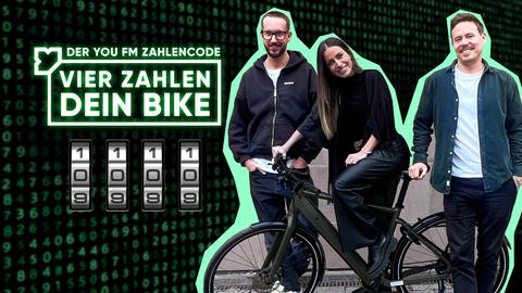 Die YOU FM Mordningshow-Moderatoren präsentieren den Gewinn: ein E-Bike