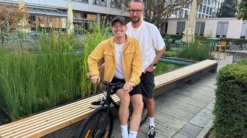 Benne und Timo mit einem E-Bike