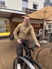 YOU FM Hörer Marvin posiert stolz mit seinem neuen E-Bike.