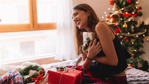 Frau freut sich über Weihnachtsgeschenk