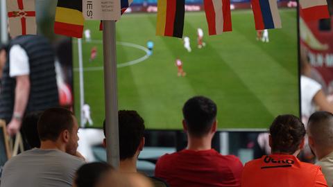 Fußball: EM, Türkei - Italien, Vorrunde, Gruppe A, 1. Spieltag. Fußballfans verfolgen die erste Halbzeit auf den Bildschirmen, die Gastwirtschaften auf den Kölner Ringen aufgestellt haben.